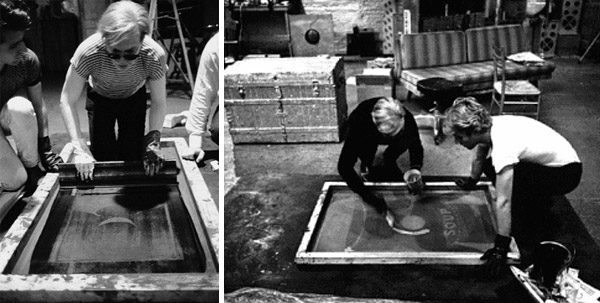 Andy Warhol pratiquant la sérigraphie
